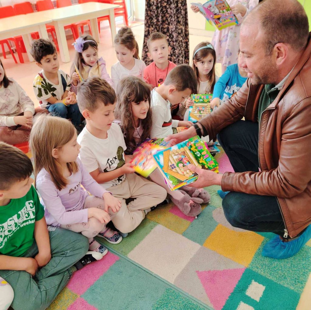 Национална кампания "Походът на книгите" - "Известни българи четат на деца" 3